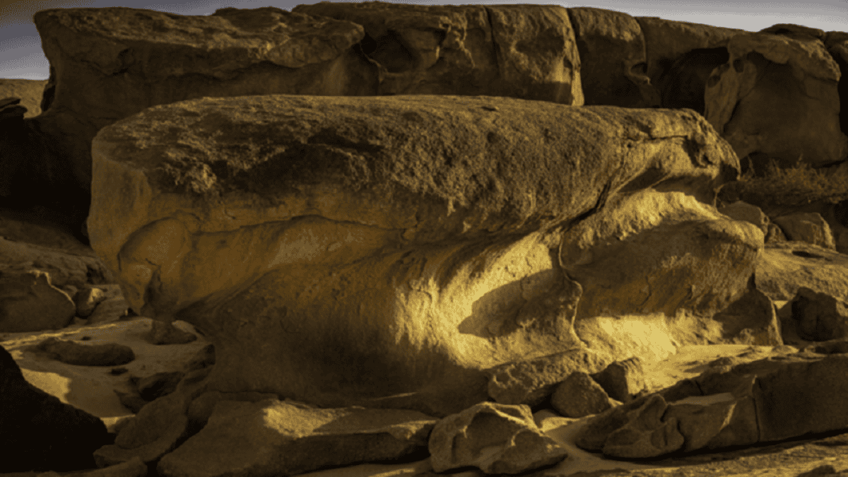 صخرة غريبة تثير فضول السعوديين في حائل بسبب برودتها المفاجئة وسط الحرارة العالية صخرة باردة في السعودية