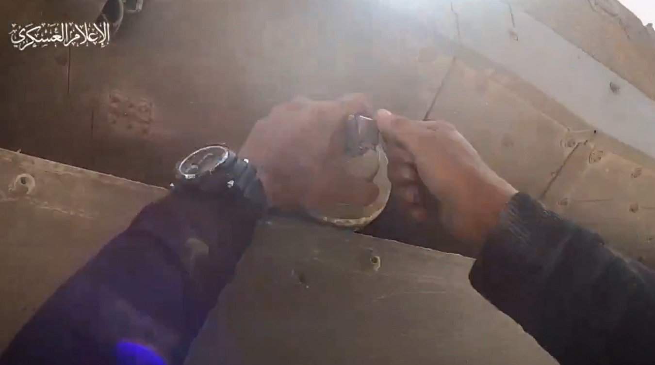 مشهد غير مسبوق .. “خلاف” بين مقاومين قبل تفجير دبابة لسبب لن تتوقعه! عملية مشتركة القسام والسرايا