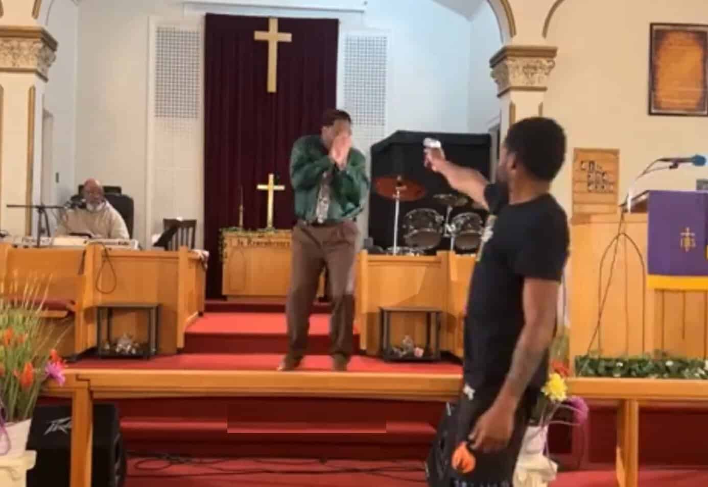 بعد حادث طعن الأسقف مار ماري.. كاهن ينجو من الاغتيال لتعطل مسدس المهاجم (فيديو) كاهن ينجو من الاغتيال لتعطل مسدس المهاجم