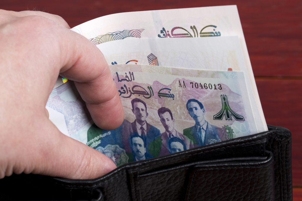 انخفاض قادم للجنيه المصري يزيد من معاناة المصريين