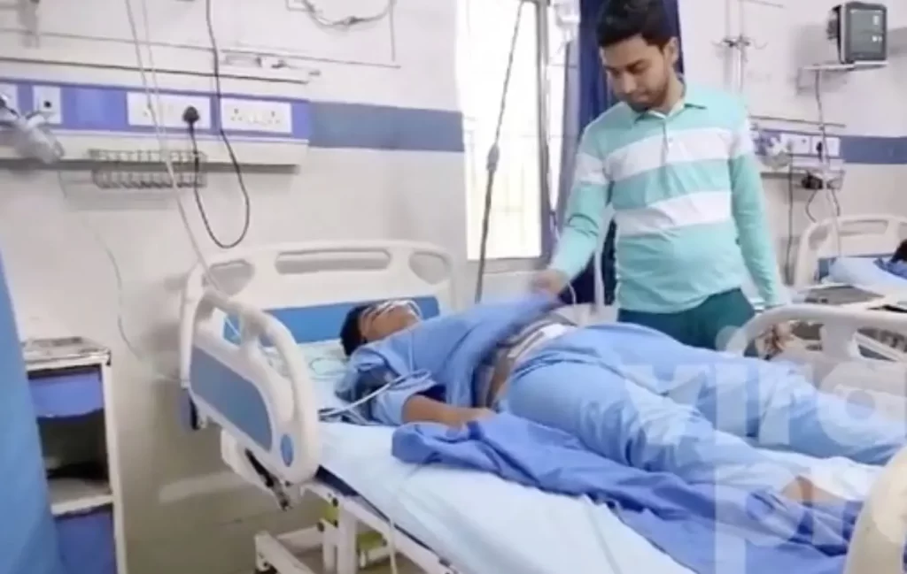 المريض في مستشفى موتيهاري، بيهار. اعتقدت والدة الرجل في البداية أنه يمزح عندما قال إنه ابتلع مفاتيحها.