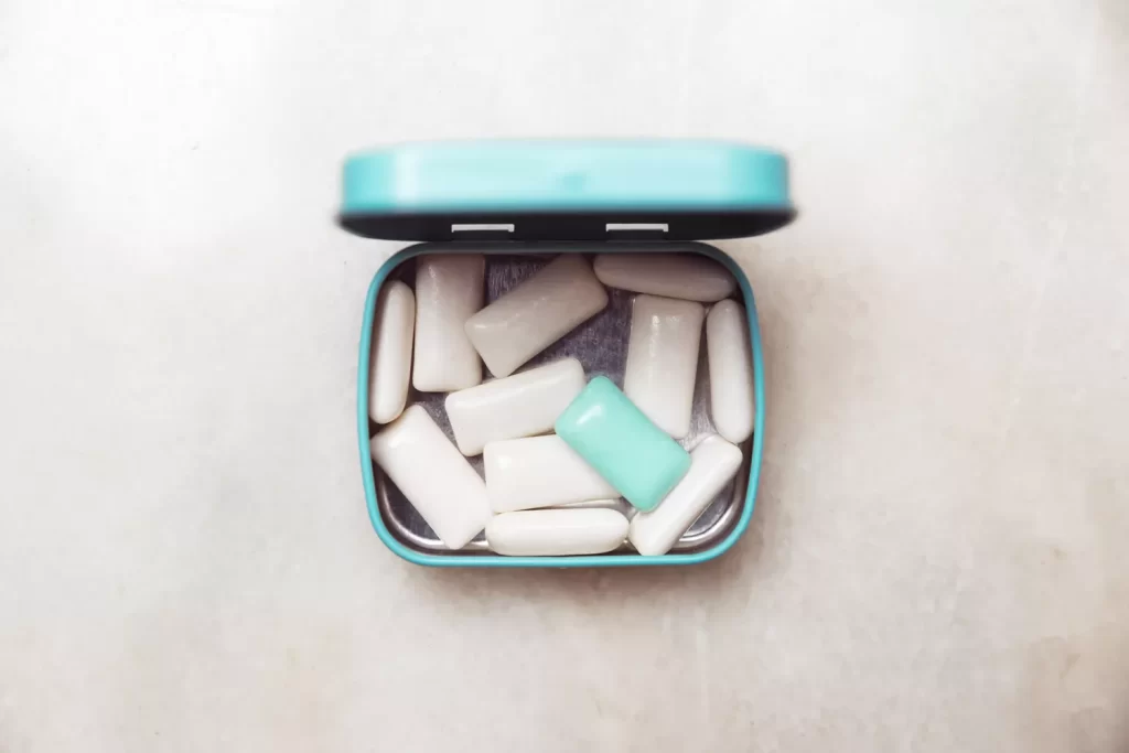 ما قصة “العلكة” التي شغلت “تيك توك” وتساعد في تحسين الفك؟ فيرا لير