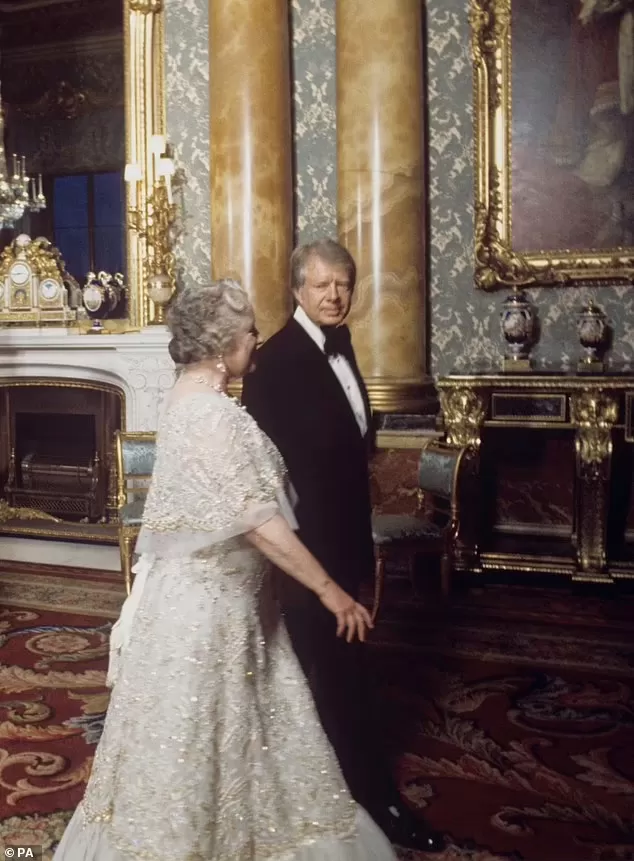 تمشي الملكة الأم مع الرئيس جيمي كارتر، الذي يظهر على اللغة الإنجليزية، في الرسم الأزرق في غرفة قصر باكنغهام.