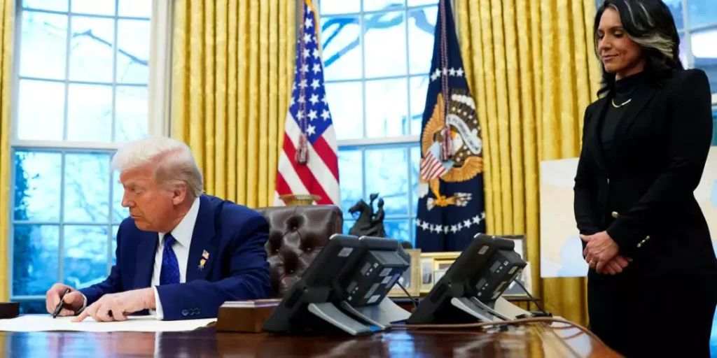 الرئيس الأمريكي دونالد ترامب مع تولسي جابارد في البيت الأبيض