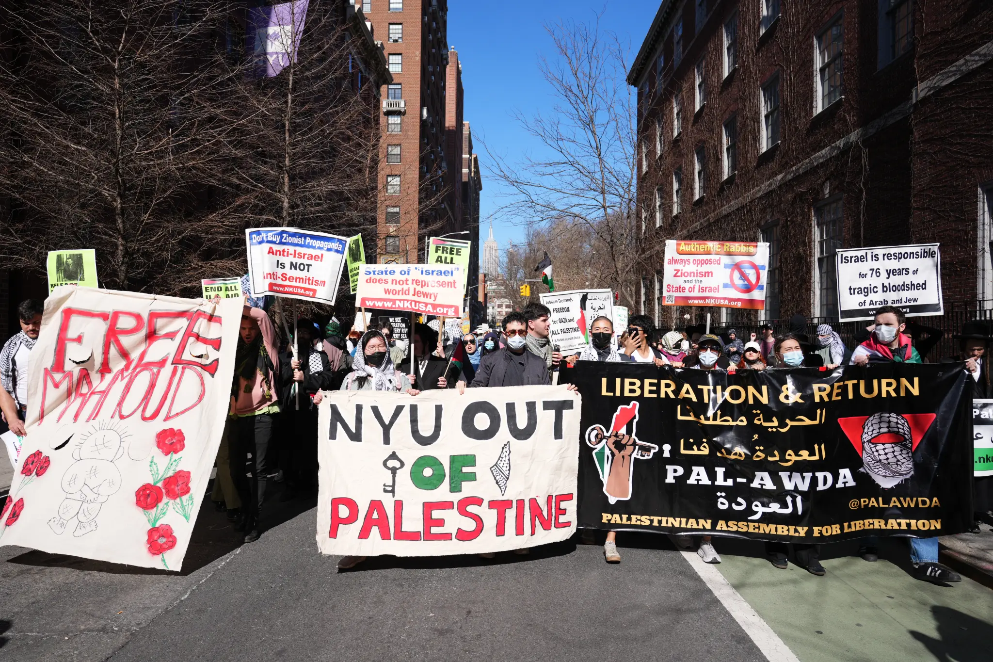 اندلعت احتجاجات حاشدة في نيويورك بعد أن أعلنت إدارة ترامب عن خطط لترحيل ناشط مؤيد لحركة حماس.