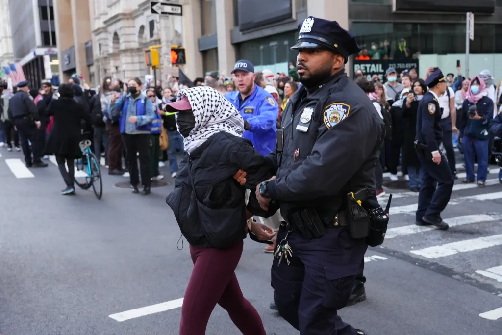 تم اعتقال ما لا يقل عن اثني عشر شخصا.