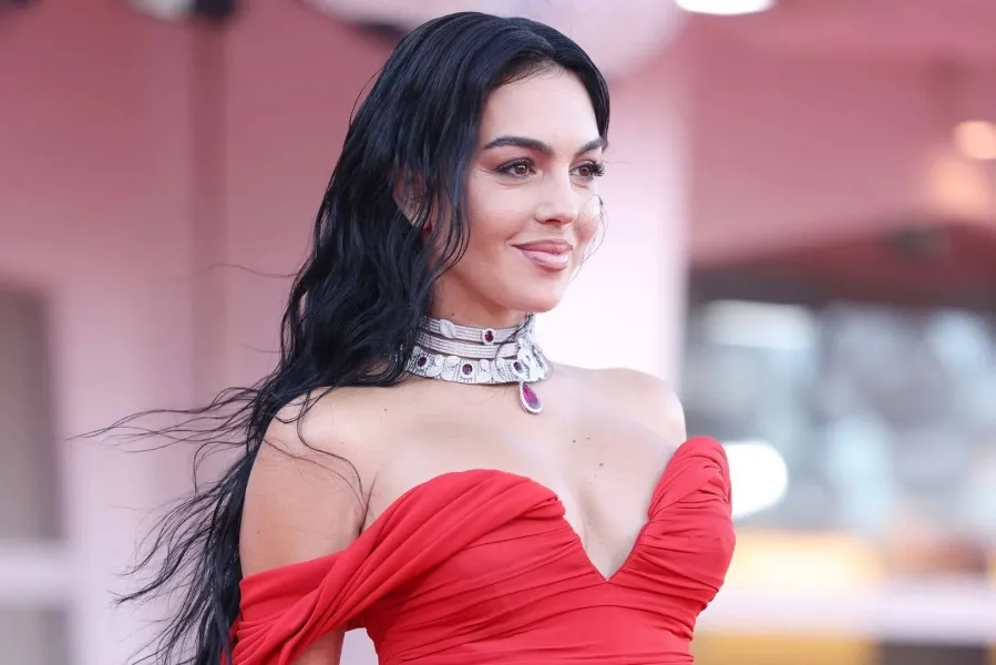 جورجينا في صورة جذابة