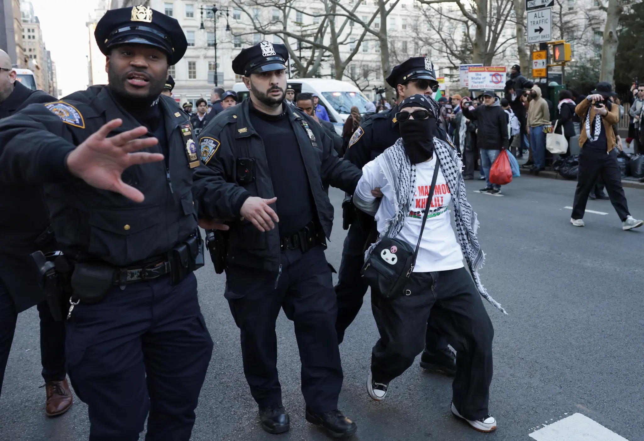 ضباط الشرطة يعتقلون أحد المتظاهرين في كولومبيا.