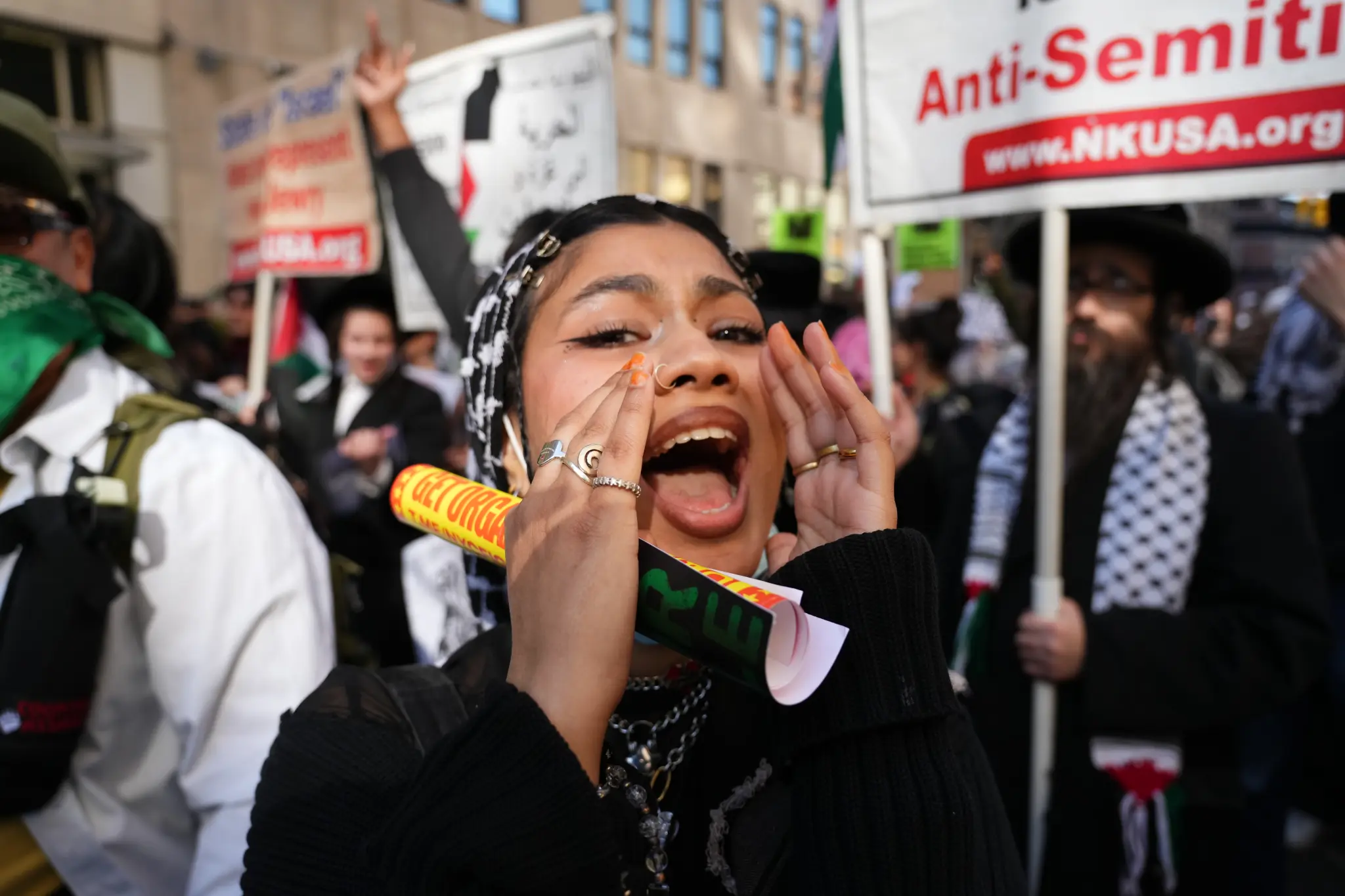 قامت حشود من المتظاهرين بإغلاق أحد شوارع وسط مدينة مانهاتن.