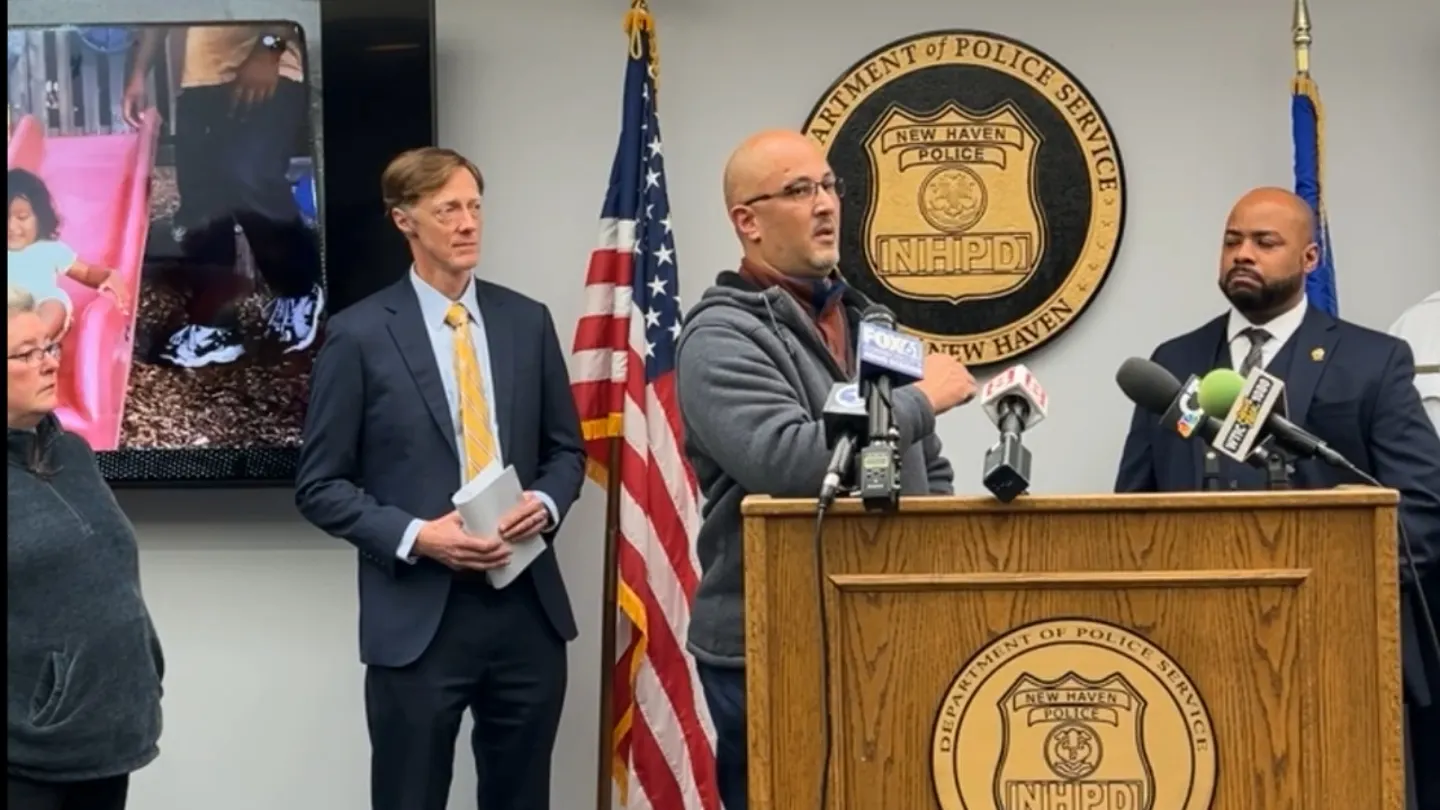 والد أندريا رييس يتحدث خلال مؤتمر صحفي في ١٢ مارس:آذار عن العثور على ابنته المفقودة بعد ٢٥ عامًا. (فيسبوك:نيو هافن بي إف)