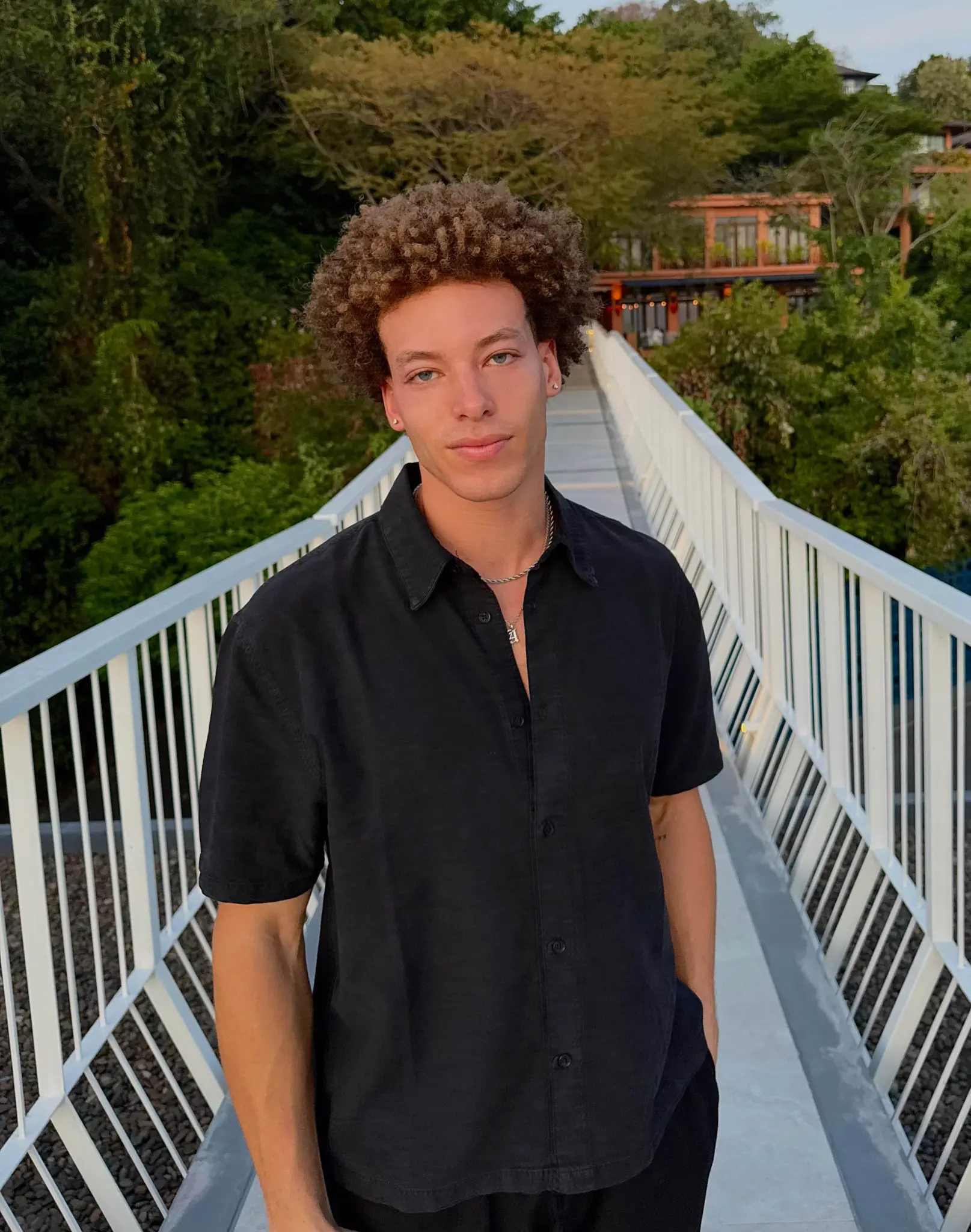 يقول بارنز إن معجبيه عبر الإنترنت يتلقون الآن رسائل يطلبون منها نصائح وحيل لإعادة نمو شعره.