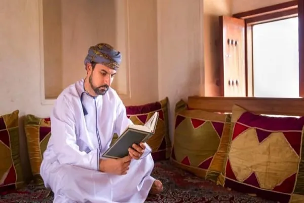 يحافظ العمانيون على قراءة القرآن في شهر رمضان
