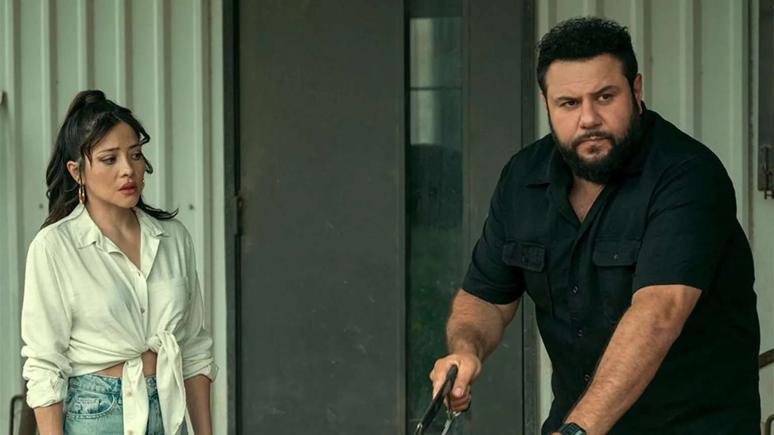 يرى الجمهور مو وهو يحاول التغلب على تحديات مختلفة، بما في ذلك علاقته مع ماريا